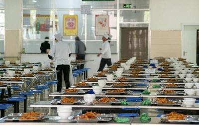 在工廠里包吃包住,為什么還是很多人不愿去飯?zhí)贸?原因很現(xiàn)實(shí)