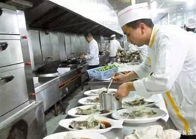 餐飲店將會(huì)如何發(fā)展?店鋪?zhàn)冃　⒌陠T減少、產(chǎn)品單一、無(wú)廚師